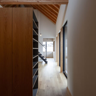 玄関からLDKへ。アウターなどをしまえる大型収納にはオープンな棚も。普段使う靴をスッと取り出せる