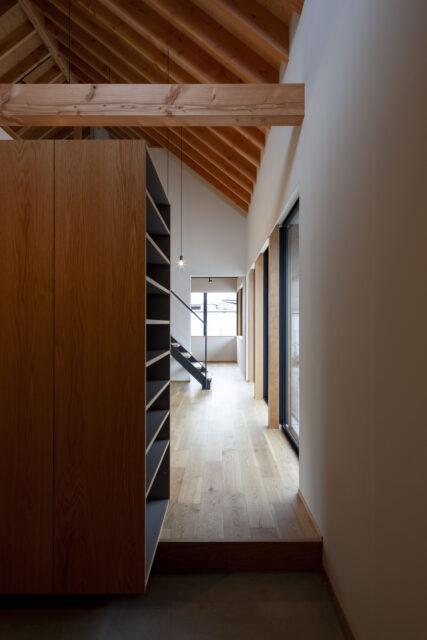 玄関からLDKへ。アウターなどをしまえる大型収納にはオープンな棚も。普段使う靴をスッと取り出せる