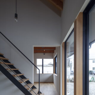 奥は窓越しに庭の景色を楽しめるAさん夫妻の仕事部屋。LDKと行き来しやすいが独立感もあり、集中できる