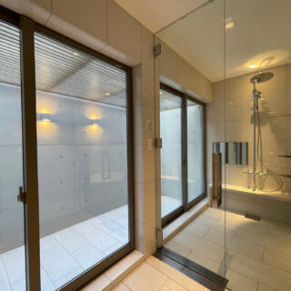 ホテルライクなバスルーム。隣家からの視線を格子で遮るバスコートも設置。自然光の中、露天風呂のような開放感を得られる。