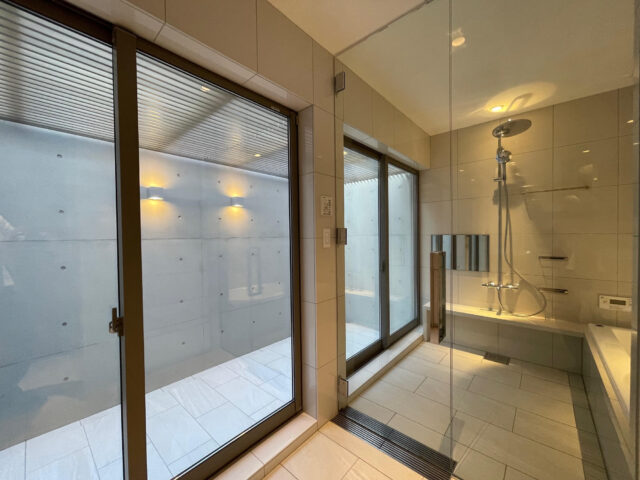 ホテルライクなバスルーム。隣家からの視線を格子で遮るバスコートも設置。自然光の中、露天風呂のような開放感を得られる。