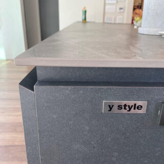 キッチンの出来栄えに奥様も感動。このキッチンを「y style」と名付け、プレートを取り付けた。
