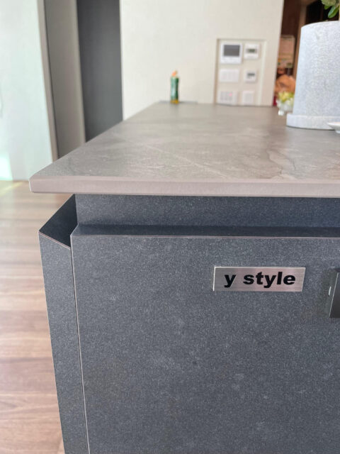 キッチンの出来栄えに奥様も感動。このキッチンを「y style」と名付け、プレートを取り付けた。
