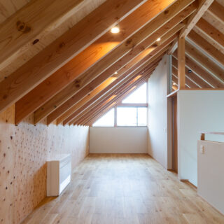 東の陽光が入る2階のフリースペース。勾配天井は壁際が低くなるが、ここではデスク作業ができる高さを確保