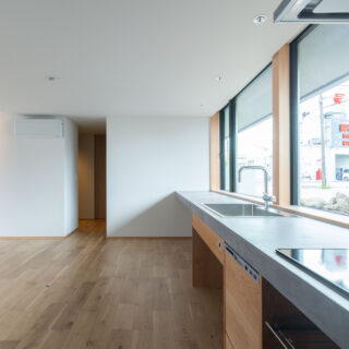 キッチンカウンター。写真奥は浴室、洗面、ファミリークローゼットなどへの入口で、家事動線が良好
