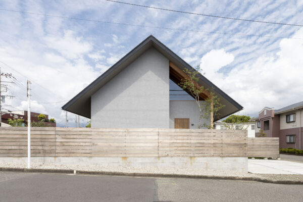 垂木が美しいサンカクヤネの開放感 2つの庭に囲まれ、季節が話題になる暮らし