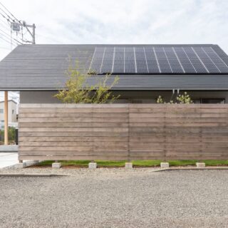 集合住宅がある南側も大屋根と長い木塀でプライバシーを確保。木塀の内側は軒下テラス付きの庭があり、Aさんが望んでいた庭づくりを楽しめる