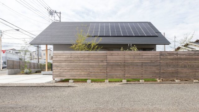 集合住宅がある南側も大屋根と長い木塀でプライバシーを確保。木塀の内側は軒下テラス付きの庭があり、Aさんが望んでいた庭づくりを楽しめる