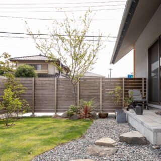 庭づくりを楽しむ南の庭には、大屋根の軒下を生かしたテラスを設置。邸内～軒下～庭がグラデーションで続き、室内と屋外の一体感を高めている。いつでも庭を身近に感じられ、Aさん一家はここで暮らすようになってから季節の話題が増えたそう