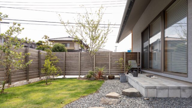 庭づくりを楽しむ南の庭には、大屋根の軒下を生かしたテラスを設置。邸内～軒下～庭がグラデーションで続き、室内と屋外の一体感を高めている。いつでも庭を身近に感じられ、Aさん一家はここで暮らすようになってから季節の話題が増えたそう