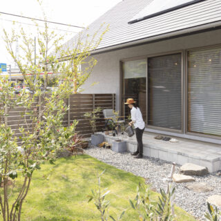 後からゆっくり増やせるように、竣工当初の植栽は最小限に。好きな木々を自分たちのペースで育てている