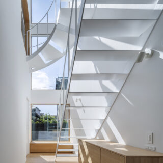 「家の中で一番気持ちのいい場所だと思います」と鍋島さんが話す、3層吹抜けの光溜まりに設けた腰掛けスペース。どんな風に過ごしてもいい自由さが、暮らしに幅をもたらす