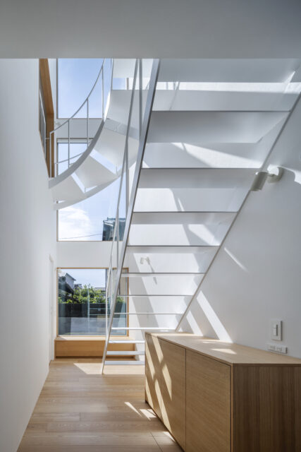 「家の中で一番気持ちのいい場所だと思います」と鍋島さんが話す、3層吹抜けの光溜まりに設けた腰掛けスペース。どんな風に過ごしてもいい自由さが、暮らしに幅をもたらす