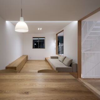 華美に装飾するのではなく、必要なものを揃え、整理していくことを基本に空間をコーディネート。室内照明もその考えに則り、必要な場所に必要な量の光を計算して届けている