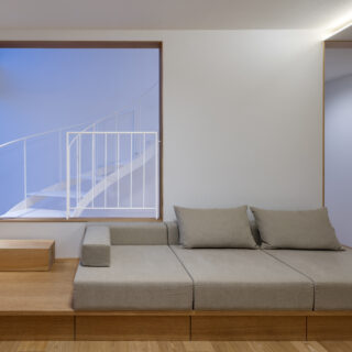 リビングの床面と階段間の段差を解消するため、木のステップを設置。通常の構造材と比べて約2倍の厚みがある無垢の塊を置くことで、ノイズのない整えられた空間を追求した