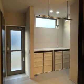 ランドリールームには勝手口を。仕事から帰ったNさんはこの勝手口から直接入り、入浴や着替えができるという。