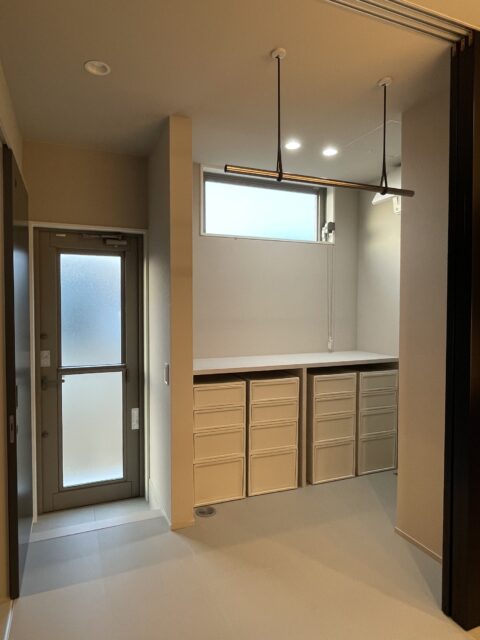 ランドリールームには勝手口を。仕事から帰ったNさんはこの勝手口から直接入り、入浴や着替えができるという。