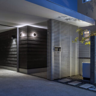 ビルトインガレージのシャッターをすっきりと見せるため、通常は設ける垂れ壁をなくし、天井の懐の中に納まるものに。シャッターも時間をかけて吟味し、輸入品を採用した