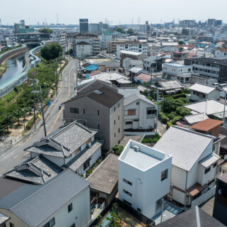 大阪府寝屋川市の住宅密集地にあるY邸。白くシャープなフォルムは、住宅密集地にあって清廉な存在感を放つ。