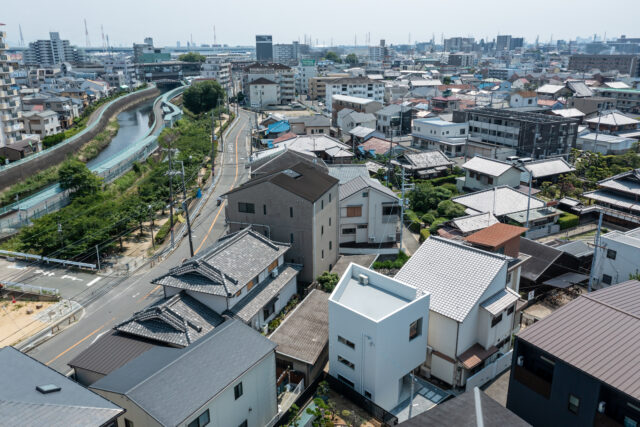 大阪府寝屋川市の住宅密集地にあるY邸。白くシャープなフォルムは、住宅密集地にあって清廉な存在感を放つ。