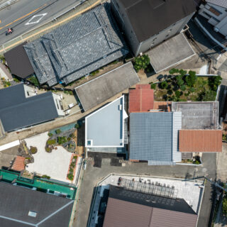 変形敷地目一杯に沿った台形の形をしたY邸。前面道路は、重機が侵入できないほどの狭さだという。