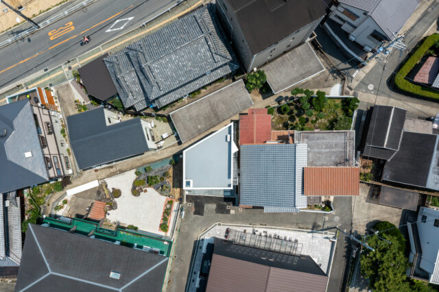 変形敷地目一杯に沿った台形の形をしたY邸。前面道路は、重機が侵入できないほどの狭さだという。