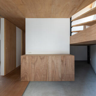 玄関左手には、主寝室。中央には家族の衣類を一括管理するファミリークローゼットを配置。右奥には、玄関土間からそのままアクセスできる天井高を抑えた納戸スペースがある。自転車やアウトドア用品を収める、都市生活における貴重な「蔵」のような役割。