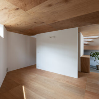 主寝室。将来の子ども部屋としての分割やワークスペースへの転用も見据えて、２分割できるよう、ドアや窓も２つずつ設けられている。