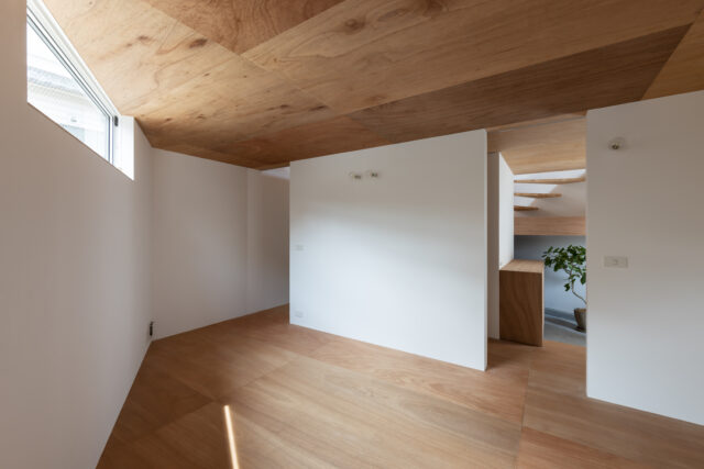 主寝室。将来の子ども部屋としての分割やワークスペースへの転用も見据えて、２分割できるよう、ドアや窓も２つずつ設けられている。