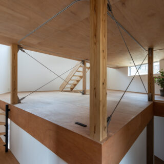 ダイニングキッチンの階下スペースはお子さんの遊び場にもなる隠れ家的ＤＥＮ。ここにはカーテンレールが取り付けられ、お子さんたちが１階に個室をもった際には、この一部が夫婦の寝室となる予定だという。