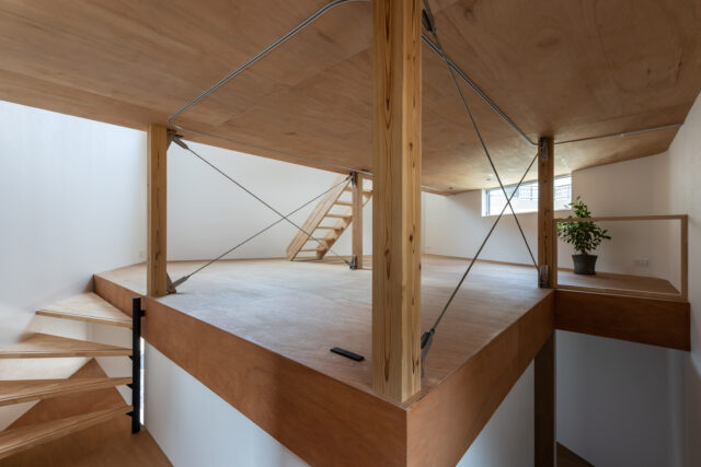 ダイニングキッチンの階下スペースはお子さんの遊び場にもなる隠れ家的ＤＥＮ。ここにはカーテンレールが取り付けられ、お子さんたちが１階に個室をもった際には、この一部が夫婦の寝室となる予定だという。