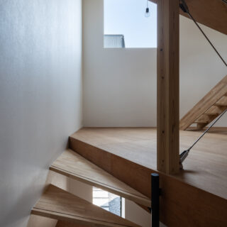 階段を上った先の窓は、向かいの家からは視線がカットされ、プライバシーが守られながら、空への視線の抜けが確保されている。