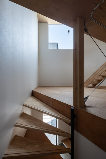 階段を上った先の窓は、向かいの家からは視線がカットされ、プライバシーが守られながら、空への視線の抜けが確保されている。