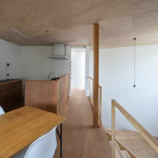 キッチン奥にはバスルームと洗濯機置き場、パントリー。さらに屋上へと続く外階段がある。