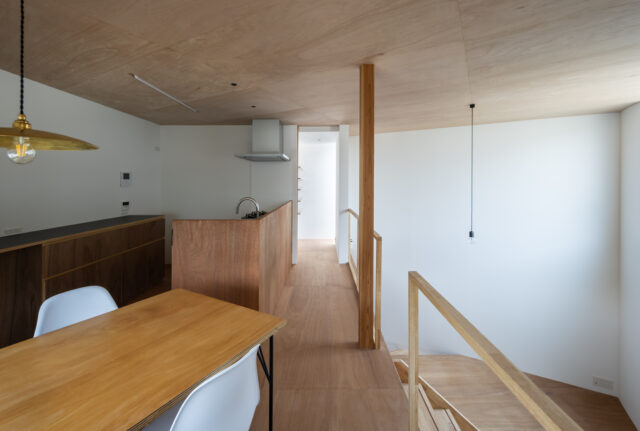 キッチン奥にはバスルームと洗濯機置き場、パントリー。さらに屋上へと続く外階段がある。