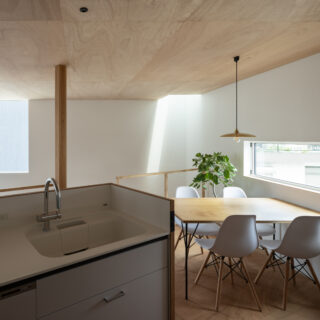 お気に入りのカフェにいるかのような、ゆったりとした時間が流れる特等席。天井高は抑えながらも、視線の抜けがあるので、圧迫感はない。