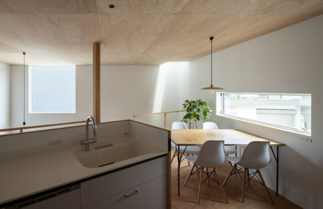 お気に入りのカフェにいるかのような、ゆったりとした時間が流れる特等席。天井高は抑えながらも、視線の抜けがあるので、圧迫感はない。