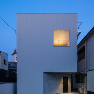 夜になると、昼とはまた違った表情を見せ、さらに清廉な存在感を。開口から室内の明かりが漏れ、行灯のようだ。