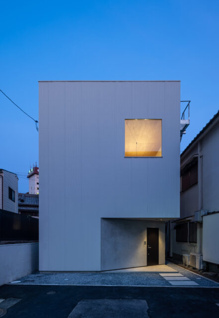 夜になると、昼とはまた違った表情を見せ、さらに清廉な存在感を。開口から室内の明かりが漏れ、行灯のようだ。