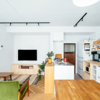 手持ちの家具や、メラミン仕上げのシステムキッチン、飴色の古建具、集成材でつくった造作棚などが混在し、それぞれ違ったトーンの個性を放っているが、不思議と調和した優しい空間。