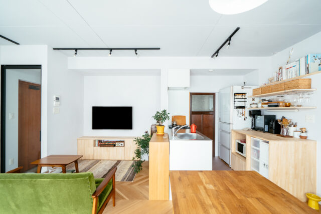 手持ちの家具や、メラミン仕上げのシステムキッチン、飴色の古建具、集成材でつくった造作棚などが混在し、それぞれ違ったトーンの個性を放っているが、不思議と調和した優しい空間。