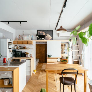 キッチンは、既製品を採用。集成材でバックセットを造作。寝室との境の上部にも収納棚兼キャットウォークを。