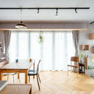 明るく光あふれるLDK。カーテンレールと高さを揃えたキャットウォークがあり、その両側にはしごと箱収納を設けて、二方向に出られるよう工夫されている。