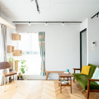 玄関の内側に猫の脱出防止のためのガラス戸を設けた。Kさんリクエストのフレンチヘリンボーンの床、Kさんたちで手塗りした薄いグレーの塗装で、どこか懐かしく温かみのある落ち着いた雰囲気に。