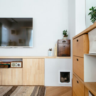 猫のトイレドアは、リビングのテレビ台の下に設置。猫専用通路で行き来できるという原﨑さんの工夫だ。
