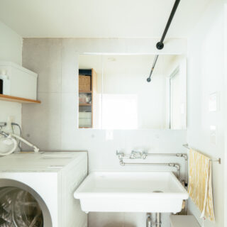 洗面室は、あえて配管をむき出しにして、インダストリアルに。どこか懐かしく感じる雰囲気だ。