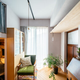 ロフト下には、一段低くなった書斎を設けた。集中できるお籠りスペース。