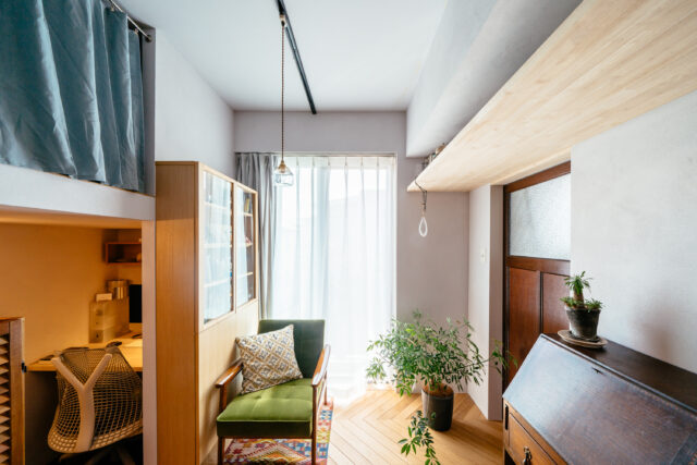 ロフト下には、一段低くなった書斎を設けた。集中できるお籠りスペース。