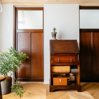 寝室との境には、念願だった古建具の扉を。将来二分割できるようにあえて2枚の扉とした。ベッド部分の壁は、ライトグリーンのアクセントを。