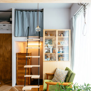 寝室の一角には、チェアを置いてセカンドリビングに。上部にはロフト収納を設けた。